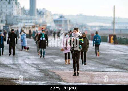 Brighton, 7. Januar 2021: Bewohner von Hove genießen heute Morgen einen Spaziergang bei eisigen Bedingungen an der Küste Stockfoto