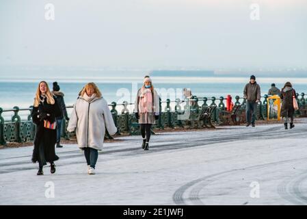 Brighton, 7. Januar 2021: Bewohner von Hove genießen heute Morgen einen Spaziergang bei eisigen Bedingungen an der Küste Stockfoto