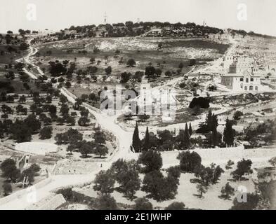 Vintage-Foto aus dem 19. Jahrhundert: Der Ölberg oder Ölberg ist ein Bergrücken östlich von und angrenzend an Jerusalems Altstadt. Es ist nach den Olivenhainen benannt, die einst seine Hänge bedeckten. Der südliche Teil des Berges war die Silwan-Nekropole, die dem alten judäischen Königreich zugeschrieben wurde. Stockfoto