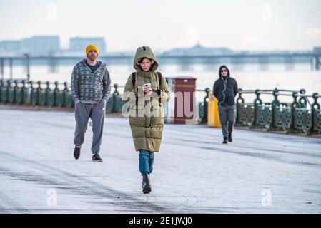 Brighton, 7. Januar 2021: Bewohner von Hove genießen heute Morgen einen Spaziergang bei eisigen Bedingungen an der Küste Stockfoto