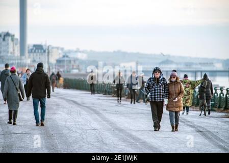 Brighton, 7. Januar 2021: Bewohner von Hove genießen heute Morgen einen Spaziergang bei eisigen Bedingungen an der Küste Stockfoto