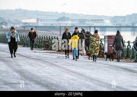 Brighton, 7. Januar 2021: Bewohner von Hove genießen heute Morgen einen Spaziergang bei eisigen Bedingungen an der Küste Stockfoto