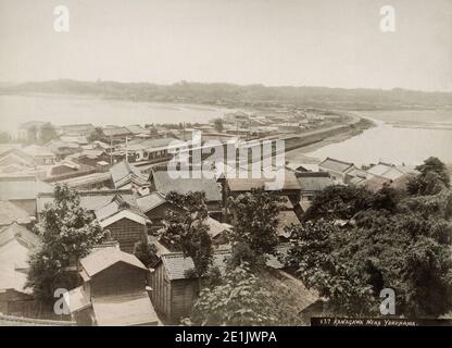 Vintage-Foto des 19. Jahrhunderts: Eisenbahnstrecke in Kanagawa, bei Yokohama, Japan. Stockfoto