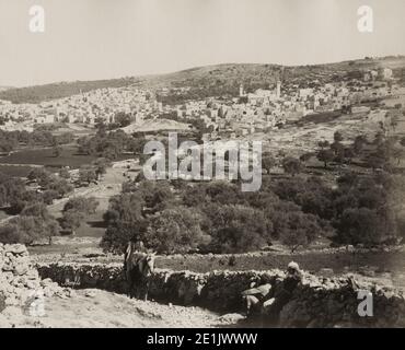 19. Jahrhundert Vintage-Foto: Allgemeine Ansicht von Hebron, Heiliges Land, Palästina. Hebron ist eine palästinensische Stadt im südlichen Westjordanland, 30 km südlich von Jerusalem. Eingebettet in die Judäischen Berge, liegt es 930 Meter über dem Meeresspiegel. Stockfoto