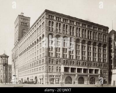 Vintage-Foto aus dem 19. Jahrhundert: Die Carnegie Hall ist ein Konzertsaal in Midtown Manhattan in New York City. Es befindet sich an der 881 Seventh Avenue, auf der Ostseite der Seventh Avenue zwischen West 56th und 57th Street. Entworfen vom Architekten William Burnett Tuthill und gebaut vom Philanthropen Andrew Carnegie im Jahr 1891, Bild ca. Mitte 1890. Stockfoto