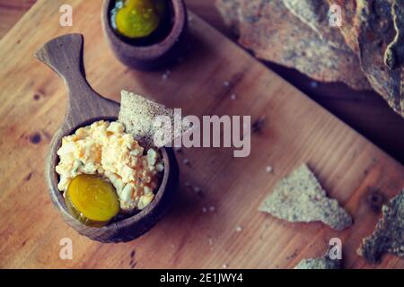 Gekochtes Ei mit Mayonnaise auf dünnem knusprigem Brot. Traditionelles skandinavisches Frühstück Stockfoto