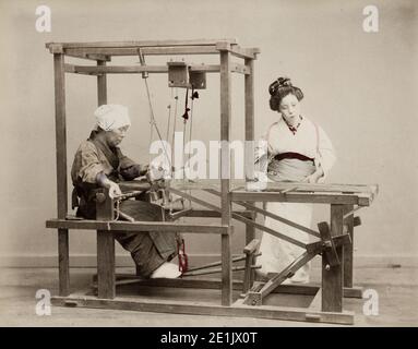 19. Jahrhundert Vintage-Foto: Japanische Frau Webtuch auf einem Webstuhl, Japan, um 1890. Stockfoto