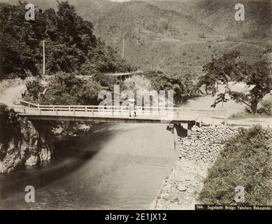 Vintage-Foto des 19. Jahrhunderts: Sugebashi-Brücke, Yabuhara, Nakasendo-Straße, Japan, um 1880. Stockfoto