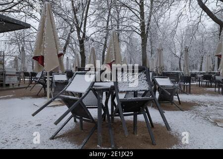 Madrid, Spanien - 07. Januar 2021: Tische und Stühle auf einer Terrasse, gesammelt, ohne Kunden, in der Buen Retiro Park in Madrid, in der Mitte eines Stockfoto