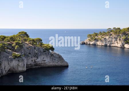 Steh auf Paddler zwischen Klippen, Calanques, Bouches-du-Rhône, Cassis, Südfrankreich Stockfoto