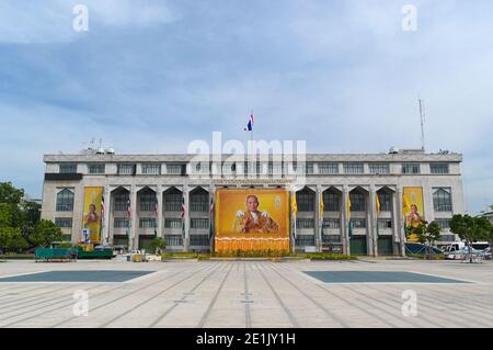 Bangkok, Thailand, Dezember 2015: Larn Kon Mueng Platz und Blick auf das Gebäude mit großem Porträt des thailändischen Königs Bhumibol Adulyadej der große (Rama IX) Stockfoto