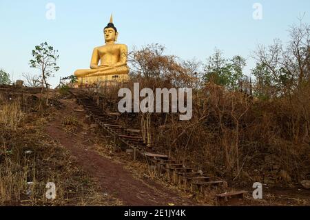 Große goldene sitzende Buddha-Statue auf dem Hügel bei Wat Phu Salao, Pakse, Laos Stockfoto