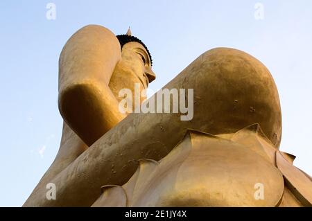 Große goldene sitzende Buddha-Statue in der Nähe von Wat Phu Salao auf dem Hügel bei Pakes, Laos Stockfoto