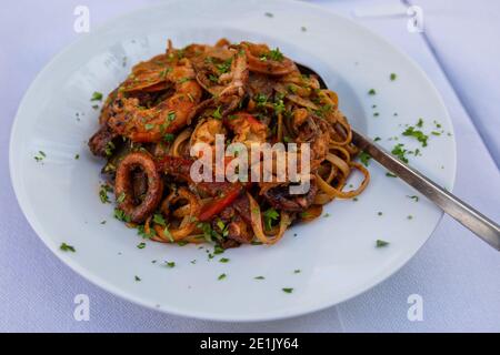 Bunte Spaghetti mit Meeresfrüchten. Traditionelle mediterrane Gerichte, Taverne in Chora, Altstadt. Folegandros Island, Griechenland. Stockfoto