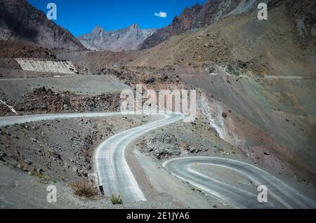 Kurvenreiche Straße in den Anden nahe der Grenze zu Argentinien Chile. Serpentinenstraße Caracoles Juncal, in der Nähe des Tals von Río Juncalillo. Los Andes, Chile Stockfoto