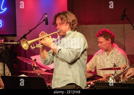 Der britische Schlagzeuger Bill Bruford und seine Band Earthworks II spielen Mit Tim Garland im Iridium Club in New York Stadt Stockfoto