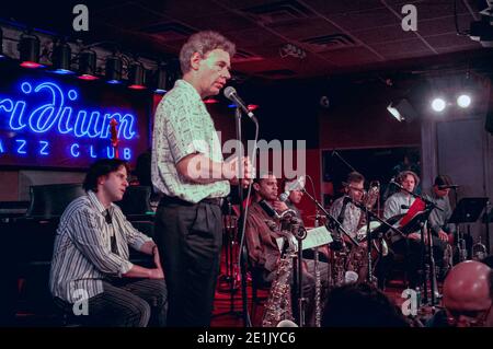 Der britische Schlagzeuger Bill Bruford und seine Band Earthworks II spielen Mit Tim Garland im Iridium Club in New York Stadt Stockfoto