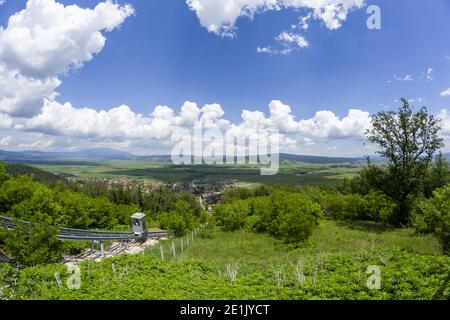 Panoramablick von der Festung 'Tsari Mali Grad' in Bulgarien. Stockfoto