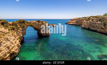 Natural Arch über dem Ozean, Arco de Albandeira, Algarve, Portugal. Stone Arch an der Praia de Albandeira, Lagoa, Algarve, Portugal. Blick auf die Natural Arch Stockfoto