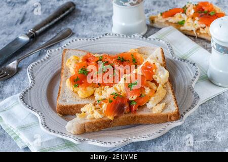 Rührei auf Toast mit geräuchertem Lachs Stockfoto