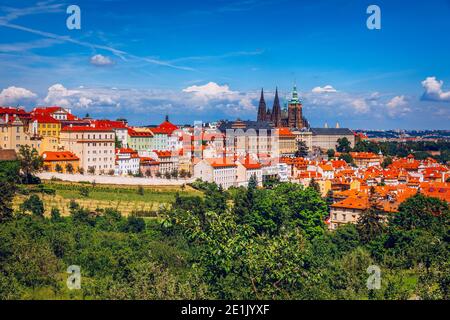 Prager Burg und Kleinseite Panorama. Blick vom Hügel Petřín. Prag, Tschechische Republik. Feder Prag Panorama von Prag Hügel mit Prager Burg, Vlt Stockfoto