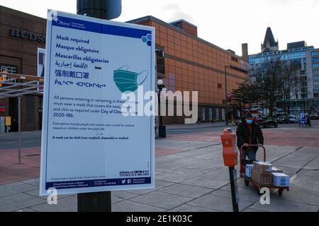 Ottawa, Ontario, Kanada - 18. November 2020: Ein mehrsprachiges Schild mit dem Aufschrift "mask required" von Ottawa Public Health informiert Fußgänger über ein COVID-19 prev Stockfoto