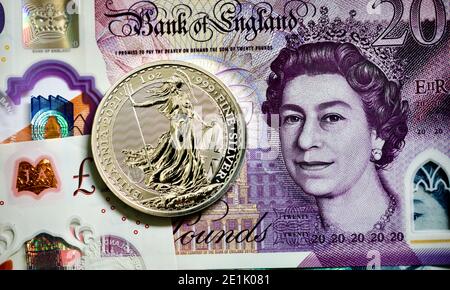 2021 Britannia eine Unze Silbermünze auf dem neuen Polymer Banknoten Stockfoto