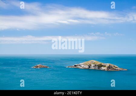 Kleine Insel und Inselchen vor der Küste der Halbinsel Arraial do Cabo in Brasilien. Blick vom Aussichtspunkt. Stockfoto