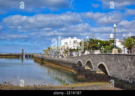 Lanzarote, Spanien-Januar 22,2020: Bilderbrücke, Meer in der Stadt Arrecife auf der Insel Lanzarote, Kanarische Inseln, Spanien Stockfoto