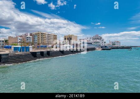 Lanzarote, Spanien-Januar 22,2020: Bild des Meeres und der Stadt Arrecife auf der Insel Lanzarote, Kanarische Inseln, Spanien Stockfoto