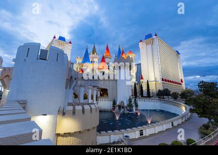 Las Vegas, 28. DEZ 2020 - Dämmerung Blick auf das Excalibur Hotel und Casino Stockfoto