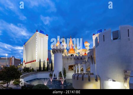 Las Vegas, 28. DEZ 2020 - Dämmerung Blick auf das Excalibur Hotel und Casino Stockfoto