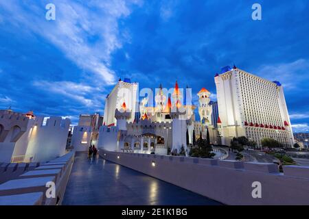 Las Vegas, 28. DEZ 2020 - Dämmerung Blick auf das Excalibur Hotel und Casino Stockfoto