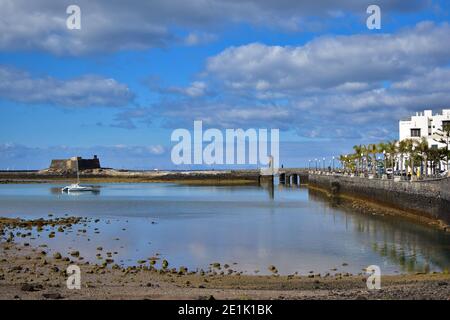 Lanzarote, Spanien-Januar 22,2020: Bild des Meeres und der Stadt Arrecife auf der Insel Lanzarote, Kanarische Inseln, Spanien Stockfoto