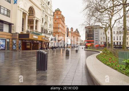 Tagesansicht eines leeren Leicester Square in London während der dritten nationalen Sperre in England. Stockfoto