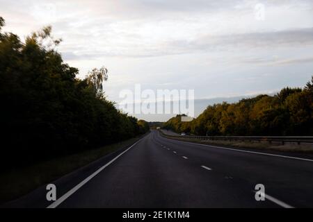 Ein leerer Abschnitt der zweispurigen Schnellstraße A34 in der Nähe von Winchester, Hampshire, in Abendsonne Stockfoto