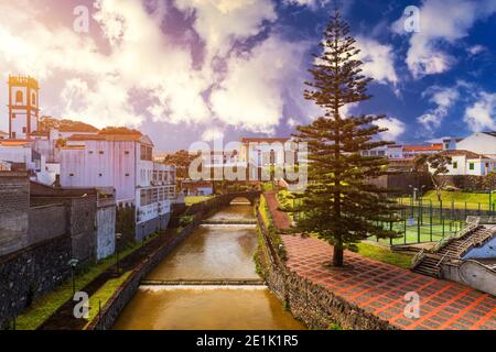 Panoramablick auf die Stadt und den zentralen Platz von Ribeira Grande, Sao Miguel, Azoren, Portugal. Zentraler Platz von Ribeira Grande, Sao Mig Stockfoto