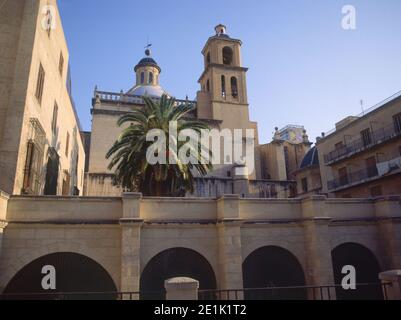 AUSSEN - TORRE CAMPANARIO Y CLAUSTRO - S XVII/XVIII ORT: COLEGIATA DE SAN NICOLAS DE BARI. Alicante. SPANIEN. Stockfoto