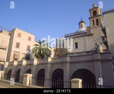 AUSSEN - TORRE CAMPANARIO Y CLAUSTRO - S XVII/XVIII ORT: COLEGIATA DE SAN NICOLAS DE BARI. Alicante. SPANIEN. Stockfoto