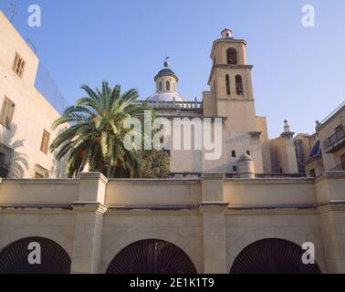 AUSSEN - TORRE CAMPANARIO Y CLAUSTRO - S XVII/XVIII ORT: COLEGIATA DE SAN NICOLAS DE BARI. Alicante. SPANIEN. Stockfoto