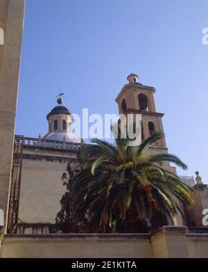 AUSSEN - TORRE CAMPANARIO Y LINTERNA DE LA CUPULA. ORT: COLEGIATA DE SAN NICOLAS DE BARI. Alicante. SPANIEN. Stockfoto
