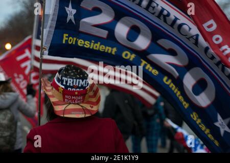 Januar 2021. Massen von Unterstützern für Trump winken Flaggen bei der 'SAve America'-Kundgebung im National Capitol in Washington DC. USA. Stockfoto