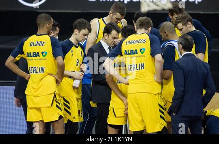 Berlin, Deutschland. Januar 2021. Basketball: Euroleague, Alba Berlin - Maccabi Tel Aviv, Main Round, Matchday 18, Mercedes-Benz Arena. ALBAS Co-Trainer Israel Gonzalez (3. Von links) steht im Kreis der Spieler Louis Olinde (l), Jonas Mattisseck (2. Von links) und Ben Lammers (4. Von rechts). Cheftrainer Reneses befindet sich aufgrund eines positiven Krönungskröntgens in Quarantäne. Quelle: Andreas Gora/dpa/Alamy Live News Stockfoto