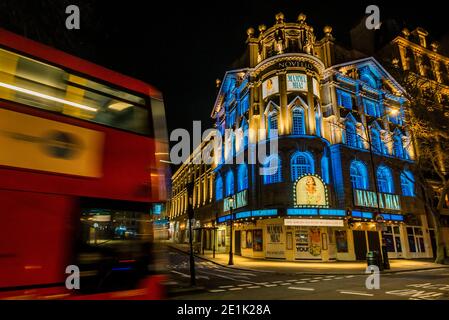 London, Großbritannien. Januar 2021. Das Novello Theatre, in dem Mam Mia - Londons Skyline zu sehen ist, ist ab Donnerstag, dem 7. Januar, in einer neuen Geste des Dankes an den NHS und die Mitarbeiter an der Front blau beleuchtet. Wahrzeichen, historische Gebäude und große Sport- und Unterhaltungsorte sind blau beleuchtet - einschließlich London Eye, Trafalgar Square, County Hall und Wembley Arch. Der Bürgermeister von London Sadiq Khan unterstützt die Kampagne. Es ist die erste Woche der nationalen Lockdown 3. Dies ersetzt Tier-4-Beschränkungen und die Regierung Anweisung ist für alle zu Hause zu bleiben, um den Druck auf die NHS zu sparen. Kredit: Guy Bell/A Stockfoto