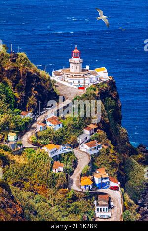 Dramatischer Blick auf den Leuchtturm auf Ponta do Arnel, Nordeste, Sao Miguel Island, Azoren, Portugal. Leuchtturm Arnel bei Nordeste auf der Insel Sao Miguel Stockfoto