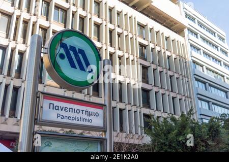 Athen, Griechenland. Februar 2019. Der vordere Teil eines Schildes U-Bahn-Station panepistimio. Stockfoto