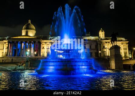 London, Großbritannien. Januar 2021. The Fountains in Trafalgar Sqaure - Londons Skyline ist blau beleuchtet in einer erneuerten Geste des Dankes an den NHS und die Front-Arbeiter, ab Donnerstag, 7. Januar. Wahrzeichen, historische Gebäude und große Sport- und Unterhaltungsorte sind blau beleuchtet - einschließlich London Eye, Trafalgar Square, County Hall und Wembley Arch. Der Bürgermeister von London Sadiq Khan unterstützt die Kampagne. Es ist die erste Woche der nationalen Lockdown 3. Dies ersetzt Tier-4-Beschränkungen und die Regierung Anweisung ist für alle zu Hause zu bleiben, um den Druck auf die NHS zu sparen. Kredit: Guy Bell/Ala Stockfoto