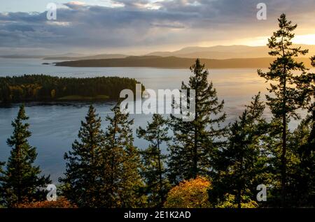 Active-Pass bei Sonnenuntergang vom Bluffs Park, Galiano Island, British Columbia, Kanada Stockfoto
