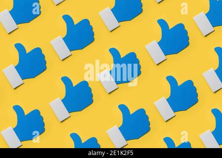 Geometrisches Muster mit Like-Symbol auf gelbem Hintergrund Stockfoto