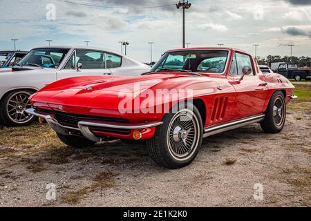 Daytona Beach, FL - 29. November 2020: 1965 Chevrolet Corvette Sting Ray auf einer lokalen Auto-Show. Stockfoto